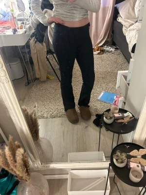 Svarta bootcut leggings - Säljer ett par svarta leggings med bootcut-modell och låg midja. De är stretchiga och sitter tight upptill men har utsvängda ben. Perfekta till crop tops eller hoodies för en avslappnad men trendig look. Gina yoga pants 158-164 passar på mig som är 166