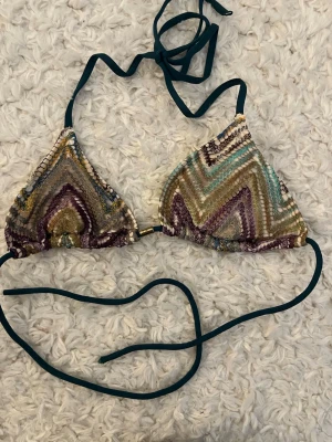 Bikinitopp - En fin bikini topp från dorina med gulddetaljer, nästan helt oanvänd 