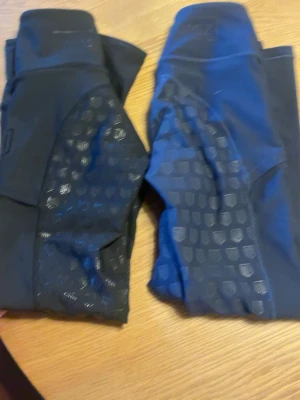 Svarta ridleggings med silikon - Säljer två par mayadelorez ridbyxor ett par marin blå med lite guld och ett par svarta dom är helskudda och dom svarta är i storlek xxs och dom marin blå är i xxs. Skriv till mig för att diskutera pris 💝