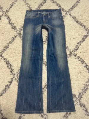 Low waist jeans - Low waist jeans, bilderna är från förra säljaren. Midja: ca 82cm Innerbenslängd: ca 83cm