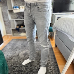 Dondup george jeans - Mycket bra skick, inga defekter! Passar dig som är mellan 180-190cm ungefär. Nypris ca 3500kr. Modellen är 185 cm, 80kg. Skriv för mer information!🤝