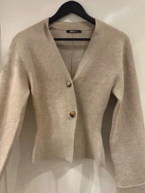 Jättefin kofta från Ginatricot  - Använt några gånger inga fläckar inga hål eller något faktiskt aldrig tvättat just för jag har hört att de är inte så bra aldrig heller spilt på den, jag säljer den just för att jag har exakt en sån fast i vit och den använder jag mer, orginal priser var ungefär 400kr och jag säljer den väldigt billigt för jag vill göra mig av med den 