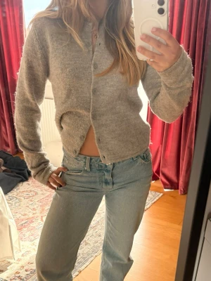 Grå stickad kofta - Stickad kofta från Gina Tricot. Premium Quality. Fin till ett par jeans som på bilderna. ☀️