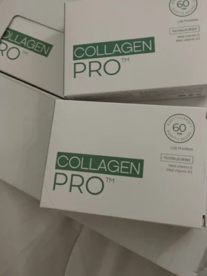 Collagen Pro kosttillskott 60 tabletter - Kosttillskott Collagen Pro från Lab Pharma. Varje förpackning innehåller 60 tabletter och är berikad med vitamin D och vitamin K2. Förpackningen är vit med grön text och har en stilren, rektangulär form. Perfekt för dig som vill boosta din dagliga rutin.