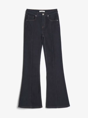 Mörkblå bootcut jeans - Snygga mörkblå bootcut jeans med hög midja och klassiska fem fickor. Jeansen har markerade sömmar framtill och är tillverkade i ett stretchigt denimtyg för skön passform. Perfekta för dig som gillar en retroinspirerad look. Helt nya, använda en gång, för långa på mig som är 175. Nypris 500kr