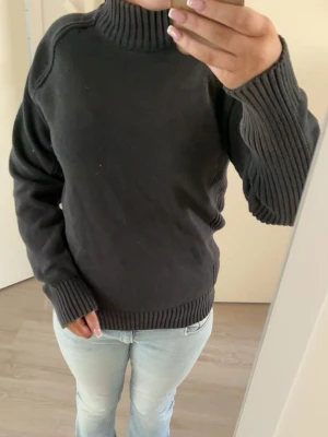 grå stickad polotröja - Mysig grå stickad polotröja med dragkedja som man kan dra ner till of shoulder