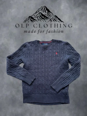 Mörkblå kabelstickad tröja Polo Ralph Lauren - Mörkblå kabelstickad tröja från Polo Ralph Lauren. Modellen är 175 cm och bär S. Tröjan är i riktigt bra skick och använd ett fåtal gånger. #8