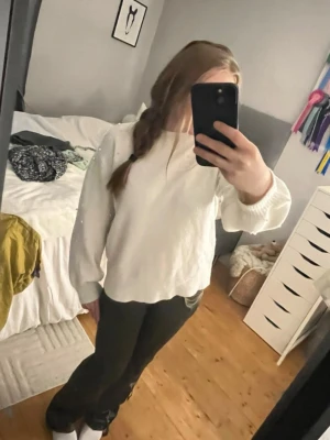 Mörkgröna raka byxor - Snygga mörkgröna byxor med rak passform. Byxorna har en klassisk look och är perfekta för dig som vill ha en enkel men stilren stil. Passar till det mesta och är riktigt bekväma. Typ skinn material. Mycket snygga detaljer och super coola och fina byxor. Finns bundle rabatt! 