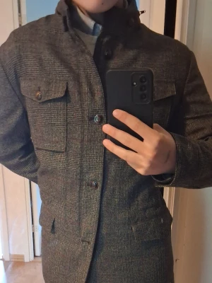 MASSIMO DUTTI OVERSHIRT - Tja, ännu ett fantastiskt erbjudande. Jag säljer denna overshirt från det klassiska italienska lyxvarumärket Massimo Dutti, känns för sina plagg. Just denna overshirt är asfin. Lite för stor mig, men på rätt storlek är den magnifik. Den har massvis med små detaljer i form av fickor lite här o var och bara knapparna är magnifika. Dessutom är den gjord i finaste bomullen och tyger som bildar detta vackra mönster. Jag tänker mig runt 650 men priset är som alltid diskuterbart.