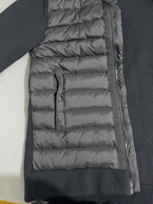 Svart pufferjacka man kan skanna - Pufferjacka allt medföljer 