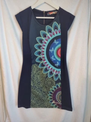 Klänning - Desigual klänning i storlek M, normal i storleken. Mycket fint skick.