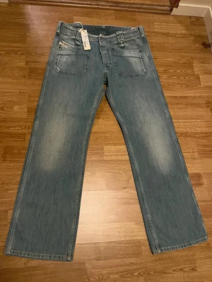Nya vintage jeans  - Helt nya ljusblåa jeans från Diesel köpta för minst 25 år sen i storlek W33 L32.