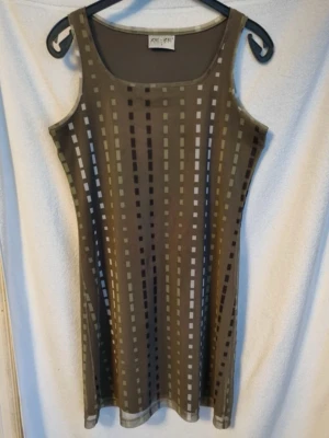 Grön klänning - Grön klänning med mönster från ze-ze i storlek S. Fint skick.