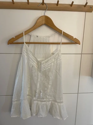 Romantiskt linne med spets  - Så fint linne med spets. Bra skick.  Har ingen lapp. Uppskattar till s-m