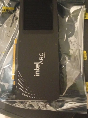 Intel Arc B580 Limited Edition grafikkort - Säljer ett Intel Arc B580 Limited Edition grafikkort. Svart design med vita detaljer och tydlig Intel-logga. Kortet har PCIe-anslutning och är tillverkat i metall och plast. Perfekt för dig som vill uppgradera din dator med något unikt.