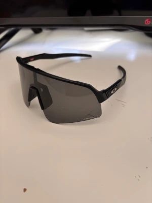 Oakley Sutro lite sweep - Fint skick! Köptes förra året. Finns ej original kartong.