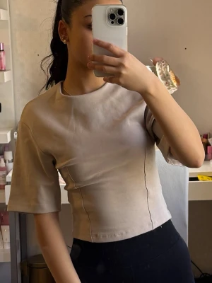 Beige fitted topp från Gina Tricot - Helt ny 