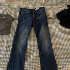Blå jeans från Esprit demin (W30/L34) - Säljer ett par blå Esprit demin jeans med. Jeansen har normal midja och är tillverkade i denim med en autentisk tvätt. 