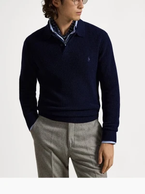 Mörkblå stickad tröja Polo Ralph Lauren - Klassisk mörkblå stickad tröja från Polo Ralph Lauren med krage och knappslå. Tröjan har diskret logga broderad på bröstet och är ribbstickad vid ärmslut och nederkant. Perfekt till skjorta eller t-shirt för en clean look. Tröjan är helt ny och aldrig använd. Nypris 3000kr. Mitt pris: 2500kr, priset går att diskutera 