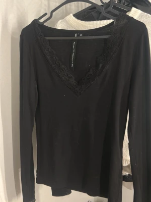 Svart långärmad topp med spets - Bra skick säljer en likadan i vit också