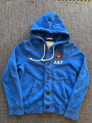 Abercrombie & fitch cardigan | sällsynt  - Säljer nu denna hoodie ifrån “Abercrombie & fitch” Storlek M | Sällsynt modell | Perfekt nu till våren | eftertraktad | Frågor och funderingar? Meddela direkt 😊 Obs kan även gå ner i pris vid snabb affär! Fraktas inom 24h 📦