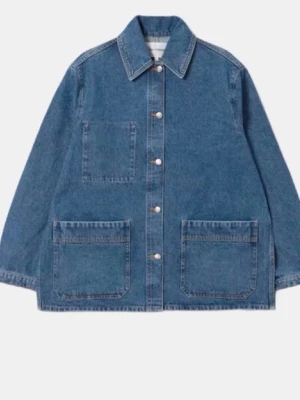 Oversized blå jeansjacka - Snygg oversized jeansjacka i klassisk blå denim med stora framfickor och knappstängning. Jackan har en rak passform, bred krage och tydliga sömmar som ger en cool vintagekänsla. Perfekt att slänga över en hoodie eller tröja för en avslappnad look.