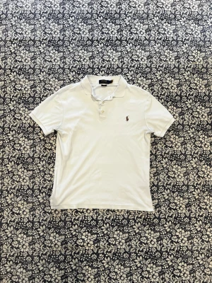 Ralph Lauren Piké  - Säljer en riktigt snygg oanvänd ralph lauren piké i storleken M. Jag säljer pikén eftersom den var för liten för mig. Vilket syns på sista bilden och jag är 185cm. Storleken är M, men skulle säga att den lutar mer åt S. 