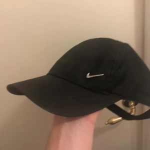 Nike keps - Nike de fitt keps som knappt är använd. Den är junior så den är lite liten 