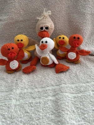Virkat ank-gäng i olika färger - Säljer ett gäng virkade ankor i olika färger, handgjorda i garn. Ankorna är gula, orangea, vita och beige med detaljer som stora ögon och orange näbbar. Perfekta som dekoration eller present till någon som gillar söta figurer.