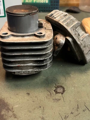 Stage6 cylinderkit 70cc 10mm - Säljer ett Stage6 cylinderkit (Sport Pro MKII) 70cc med 10 mm kolvbult. Kitet innehåller cylinder, topplock, kolv och packningar. Perfekt för dig som vill trimma din moped och få bättre prestanda. Silverfärgat och tillverkat i metall.