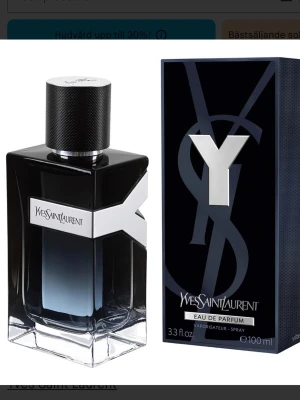 Yves Saint Laurent Y EdP 100ml - Yves Saint Laurent Y Eau de Parfum är en elegant herrdoft i en stilren, svart och transparent glasflaska med metallisk silverdetalj och matchande svart kartong. Flaskan har en modern, kantig form och rymmer 100 ml.