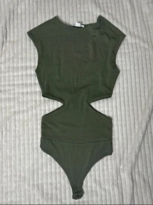 Body cut out New Yorker / amisu - Populär body med cutout från new Yorker / amisu. Storlek xs, skulle säga att den även passar en s då den är stretchig. Säljer även en i svart! Skickar inom 24h. Kvar tills markerad såld 