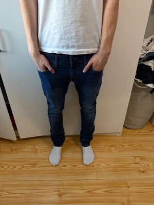 Tommy Hilfiger Jeans - Snygga mörkblå slim fit Tommy Hilfiger jeans med klassisk femficksdesign. Nyskick aldrig använt dem ute så som nya, storlek W31/L34 men L är mer som 32. Nypris-1100kr mitt pris-350kr. Hör av er vid funderingar!