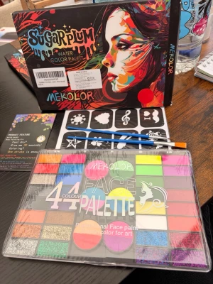 Mekolor Face Mist Palette 44 färger - Färgstark face mist-palett från Mekolor med 44 olika nyanser, inklusive neon, glitter och metallic. Paletten har en rektangulär plastförpackning och kommer med penslar och schabloner för kreativ ansiktsmålning. Perfekt för dig som vill skapa unika looks.