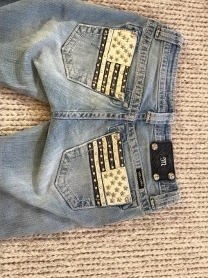SKIT SNYGGA MISS ME JEANS - Sälker dessa skit coola och unika jeans från miss me! Super snygga med lite slitdetaljer och lite stjärn detaljer på fickorna där bak. Aldrig sätt någon ha så du blir väldigt unik! De är low waist bootcut! Skriv om du har frågor 