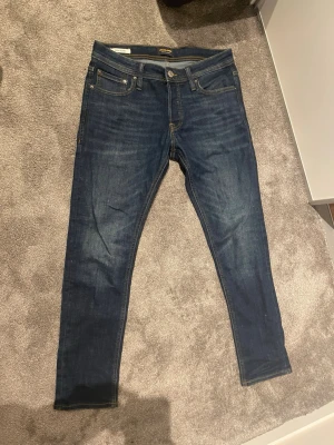 Mörkblå slimjeans jackjones - Säljer mina jeans som jag ej använt mycket alls. De är i topp skick och i strl  29:30.