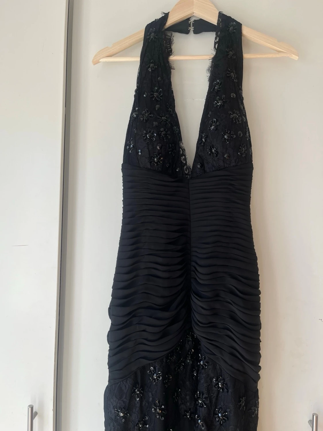 Svart långklänning med spets och pärlor