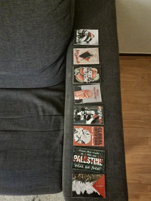 Samling av politiska pins - Säljer en samling med åtta politiska pins med olika motiv och budskap, bland annat med texten 'From the river to the sea Palestine will be free'. Pinsen är färgglada och har tryck i svart, rött, grönt och vitt. Perfekt för dig som vill uttrycka åsikter genom accessoarer.