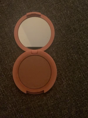 Matt brun rouge från MY BEAUTY - Rouge i matt brun nyans från MY BEAUTY. Kommer i en rund kompakt förpackning med spegel i locket, perfekt för touch-ups. Pudret är pressat och ger ett naturligt resultat. Förpackningen är gjord av plast i en matchande brun färg.Nytt skick.