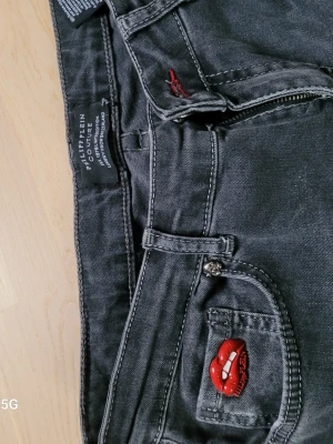 Philipp Plein jeans  - Säljer ett par grå skinny jeans med slitningar och trasiga detaljer på benen. Jeansen har en tvättad look, råa benslut och fem fickor. Perfekta för dig som gillar en edgy streetstil.