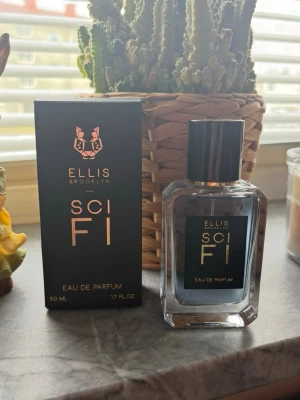 Ellis Brooklyn Sci Fi Eau de Parfum - Ellis Brooklyn Sci Fi Eau de Parfum i en elegant, rektangulär glasflaska med svart etikett och svart lock. Förpackningen är svart med guldtext och modern design. Flaskan rymmer 50 ml och har en stilren, futuristisk känsla. Ny