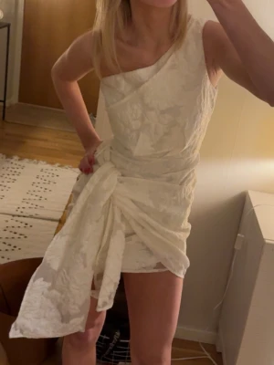 Klänning  - Såå fin klänning perfekt till studenten💗intressekoll, aldrig använd lappen kvar 