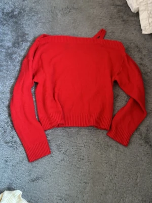 Söt röd off shoulder topp - Stickad off shoulder topp från divided💗