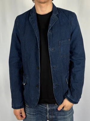 Tommy Hilfiger Blazer - Tommy hilfiger denim blazer | Riktigt fint skick, inga defekter | Size: M | Mitt pris: 849kr | Modellen på bilderna är 182cm och väger 67kg | skriv vid funderingar!