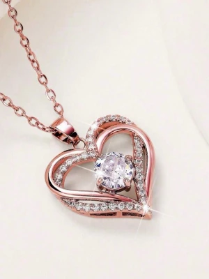 hjärthalsband i roséguld - Halsband i form av 2 hjärtan i ett, små diamanter och en stor. Kan vara en fin present till flickvän eller mamma! 