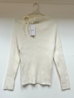 Stickad tröja  - Ribbad stickad tröja ifrån märket Levatē Room i storlek XL🌸 - Ny med prislapp, ordinarie pris: 999kr - Off white - 85% viskos, 15% polyester - Hög hals med cut-out detalj - Ribbad