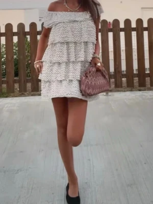 prickig offshoulderklänning  - Supersöt kortklänning i vitt med svarta prickar och volanglager, perfekt för sommaren!