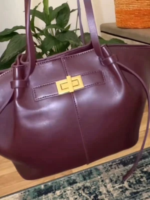 Vinröd väska från Gina tricot -  vinröd handväska från Gina. Har använd den en gång, den är som helt ny. Pris kan diskuteras men tycker priset är ganska rimligt då den helt enkelt är som ny❤️🫶