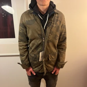 Zadig & Voltaire field jacket - Helt ny Zadig & Voltaire field jacket i camouflage. Jackan är i storlek M men sitter mer som S. Nypris: 4500kr, vårt pris: endast 1400kr. Jackan är helt ny och därför 10/10 skick. Hör av dig vid minsta fråga eller fundering!