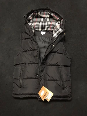 Svart  Burberry - Ingen konstighet……. Priset går det diskuteras…. 